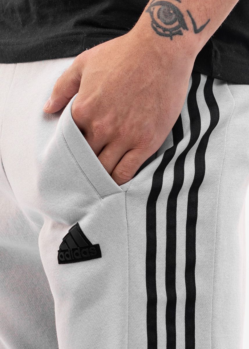 adidas Pantaloni bărbați House of Tiro Fleece IW5944